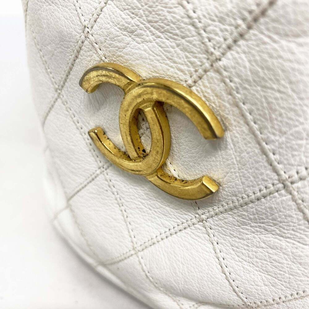 CHANEL White Leather Shoulder Bag - Picture 7 of 15